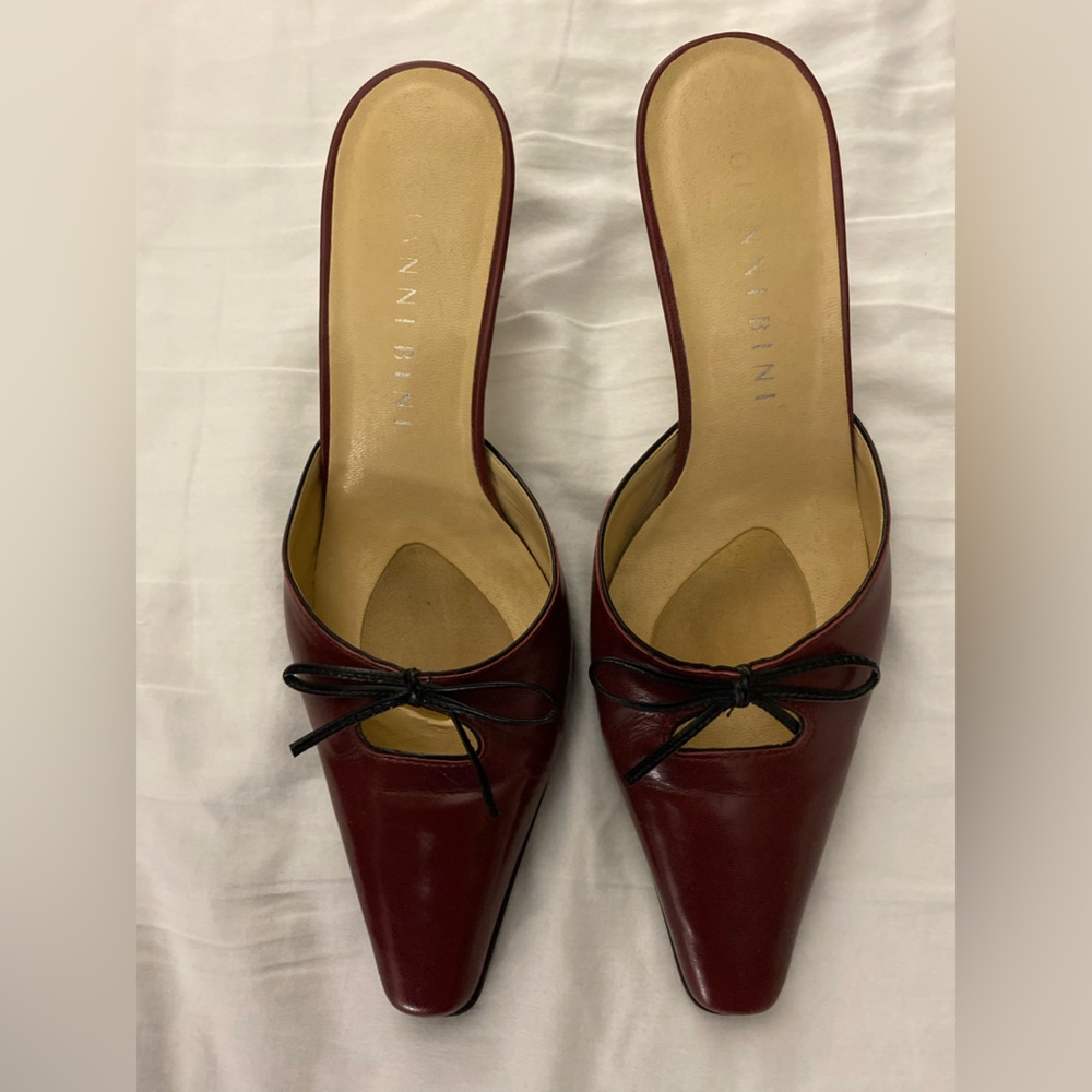Staple classic wine red leather mules by designer, “Gianni Bini” 90s vintage!